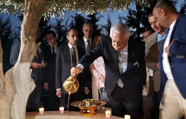 Le maire d'Amman, Aqel Biltaji, arrose un olivier en souvenir des victimes des attentats à la bombe de 2005 à Amman. [Photo fournie par la municipalité du Grand Amman]