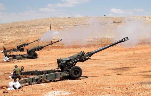 ارتش لبنان به طور منظم در مناطق شمالی این کشور در چند ماه گذشته اعضای «دولت اسلامی عراق و شام» (داعش) و جبهه النصره را هدف گلوله باران قرار داده است. [عکس با کسب اجازه از صفحه فیسبوک ارتش لبنان]