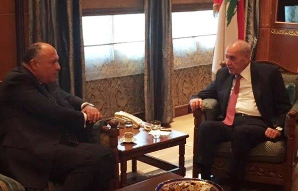 Le ministre égyptien des Affaires étrangères Sameh Shoukri (gauche) rencontre le président du parlement libanais Nabih Berri lors d'une visite officielle du 15 au 17 novembre au Liban. [Photo fournie par le ministère égyptien des Affaires étrangères ]