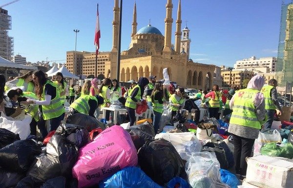 داوطلبین کمپین دفی پوشاک، پتو و لوازم منزل را در میدان شهدای بیروت در تاریخ 4 دسامبر جمع آوری می کنند. [عکس تقدیمی از سوی کمپین دفی]