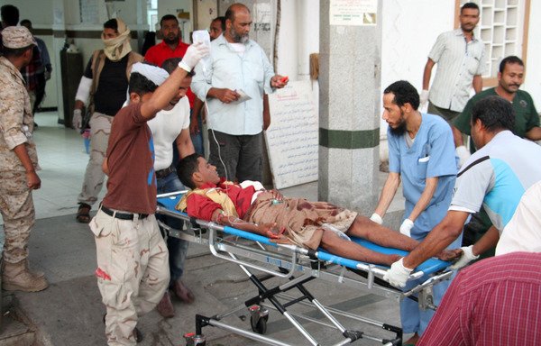 Un Yéménite blessé arrive dans un hôpital le 10 décembre après un attentat suicide mortel dans le camp militaire d'al-Sawlaban, dans la ville portuaire d'Aden. [Saleh al-Obeidi/AFP]