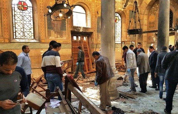 Des enquêteurs égyptiens inspectent les lieux où une bombe a explosé dans l'église copte de Saint-Pierre et Saint-Paul au Caire le 11 décembre. [Photo fournie par la Middle East News Agency]
