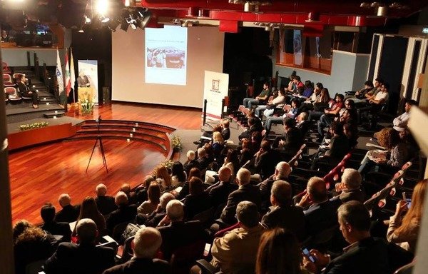 شرکت کننده های «اجلاس بین المللی 2016 برای گفتگو و بهترین شیوه ها» برای عکسی ژست گرفته اند که روز 3 نوامبر در دانشگاه نوتردام برگزار شد. «طرح گفتگوی لبنان» و دانشگاه نوتردام لبنان برای رسمیت شناختن لبنان به عنوان مرکز بین المللی برای گفتگو با دبیرکل سازمان ملل متحد رایزنی می کنند. [عکس با کسب اجازه از طرح گفتگوی لبنان]