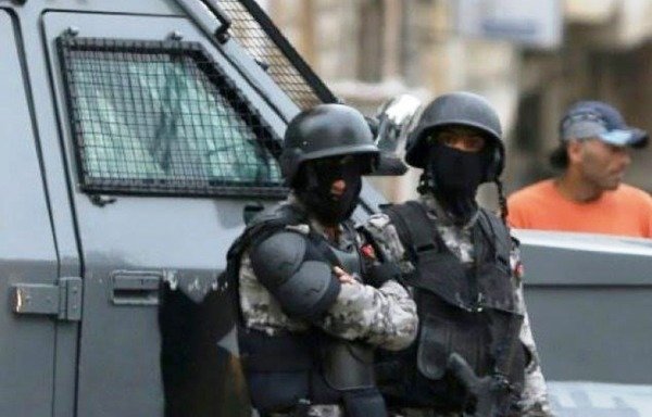 Deux membres de la sécurité jordanienne prennent part à un raid à Karak après qu'une attaque perpétrée le 18 décembre par "l'Etat islamique en Irak et au Levant" a tué 10 personnes. [Photo de la page facebook de Karak Aujourd'hui]