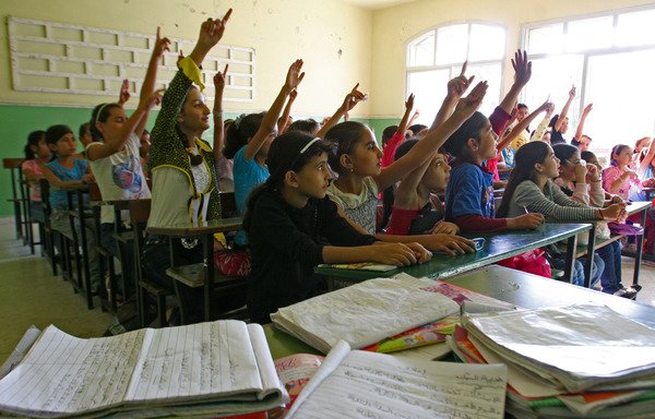 بچه ها در کلاس یک مدرسه حاضر شده اند که در شهرک قبه بشمرا در استان شمالی عکار لبنان در سال 2012 گشایش شد. [عکس خبرگزاری فرانسه/ اس تی آر]