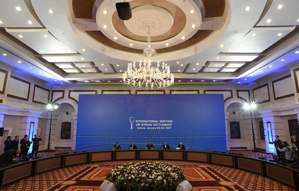 À Astana le 24 janvier 2017, le ministre kazakh des Affaires étrangères Kairat Abdrakhmanov (au centre) lit le communiqué final sur les pourparlers de paix de la Syrie alors que l'envoyé de l'ONU pour la Syrie Staffan de Mistura (à droite) consulte ses documents. [Kirill KUDRYAVTSEV / AFP]