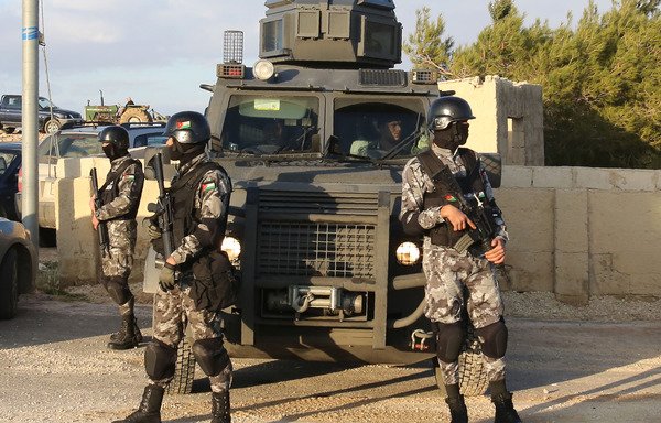 Les forces jordaniennes le 19 décembre lors des funérailles des victimes tuées la veille dans une attaque terroriste à Karak, au sud d'Amman. La moitié des forces armées jordaniennes est déployée aux frontières nord et nord-est du royaume pour contrer tout menace potentielle. [Khalil Mazraawi/AFP]