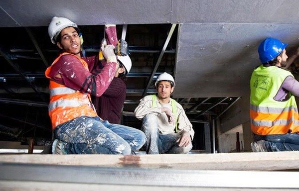 Les réfugiés Syriens travaillent dans un chantier de construction à Amman. [Photo fournie par l'Organisation Internationale de travail.]