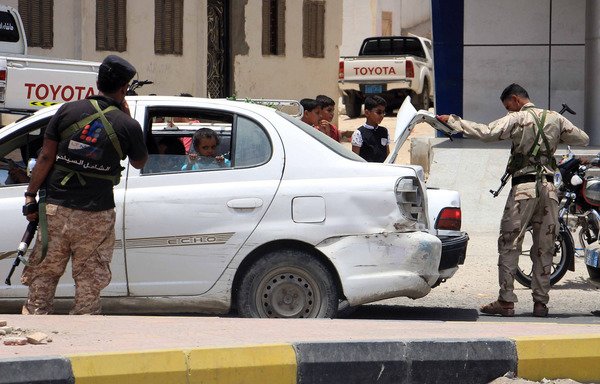 Le 19 juillet, les forces yéménites inspectent des véhicules à un poste de contrôle d'al-Moukalla, capitale de la province d'Hadramaout, après que onze personnes aient été tuées dans un double attentat à la bombe revendiqué par al-Qaïda. [Abdouljabbar Bajoubaïr/AFP]