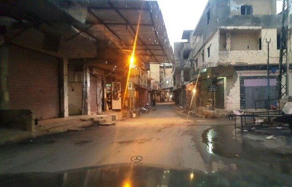 Des bâtiments du camp de réfugiés palestiniens d'Aïn al-Hilweh endommagés après de violents affrontements entre le Fatah et des groupes extrémistes agissant sous les auspices du groupe « Osbat al-Ansar ». [Photo fournie par Nazih Naqouzi]