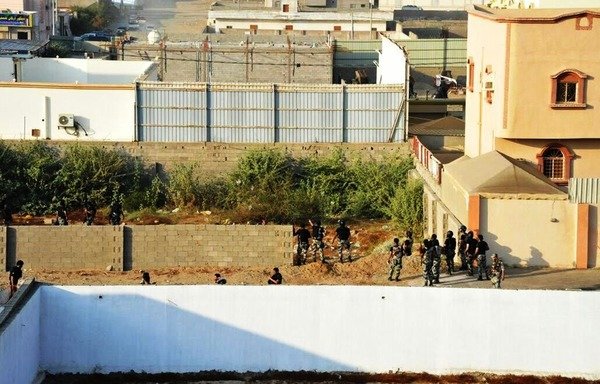 Les forces de sécurité saoudiennes attaquent le repaire d'une cellule isolée de « l'État islamique en Irak et au Levant » à al-Harazat (Djeddah), où deux des membres se sont fait exploser. [Photo fournie par la Saudi Press Agency]