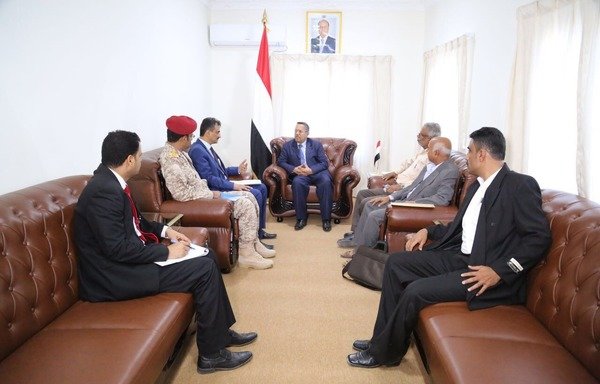Le Premier ministre Ahmed Obeid ben Dagher rencontre le gouverneur et le conseil exécutif de la province de Shabwa. [Photo fournie par la Yemen News Agency]