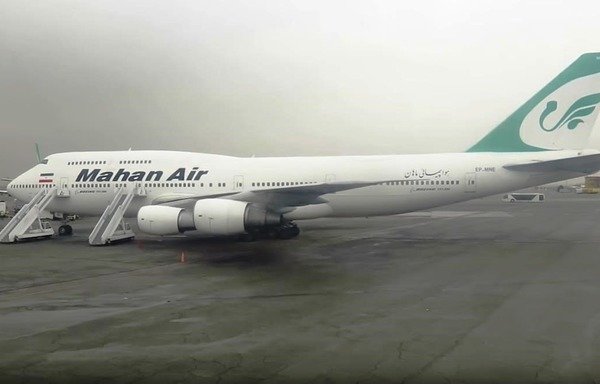 Un avion de Mahan Air attend sur le tarmac à l'aéroport de Damas. Des experts affirment que l'Iran utilise cette compagnie aérienne privée pour transporter des armes, du matériel militaire et des combattants étrangers vers différentes zones de conflit au Moyen-Orient. [Photo fournie par Mohammed al-Abdoullah]