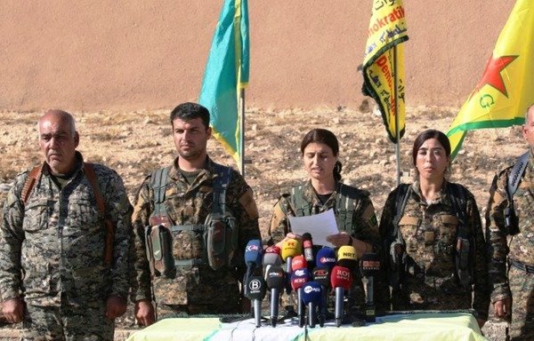 Jihan Cheikh Ahmed, porte-parole des Forces démocratiques syriennes lors d'une conférence de presse organisée à Aïn Issa le 6 novembre 2016. [Photo fournie par Jihan Cheikh Ahmed]