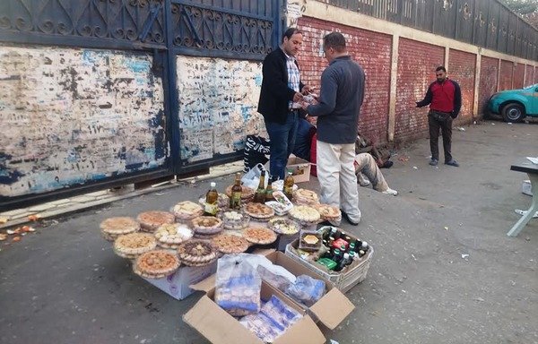 Mahmoud Hassan Qaseedi, un réfugié syrien, vend des plats faits maison devant une station de métro du Caire. [Waleed Abou al-Khair/Al-Mashareq]