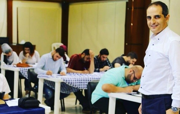 المراسل الميداني ومقدم نشرة الأخبار في المؤسسة اللبنانية للارسال يزبك وهبي يدير دورة تدريبية إعلامية في الرابطة الثقافية في طرابلس. [حقوق الصورة ليزبك وهبي]