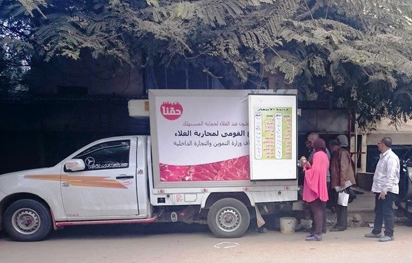 Le ministère de l'Approvisionnement a distribué des kiosques mobiles pour fournir des produits de base à des prix réduits afin d'aider les Egyptiens à faire face à la hausse des prix sur les marchés. [Waleed Abou al-Khair/Al-Mashareq]