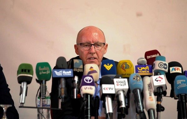 Jamie McGoldrick, coordinateur de l'aide humanitaire des Nations unies au Yémen, parle de la crise humanitaire que traverse le pays lors d'une conférence de presse organisée le 27 mars à Sanaa. [Photo fournie par Mohamed Hwais]