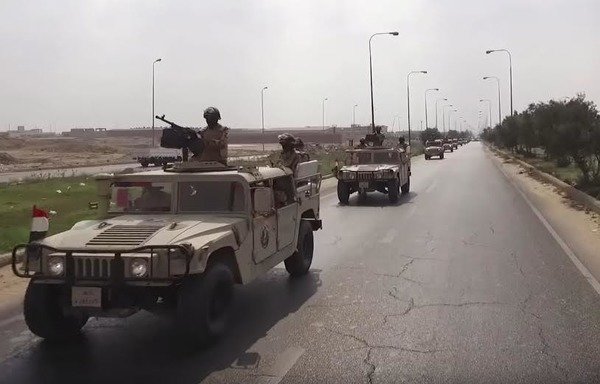 وحدات من الجيش المصري خلال الانتشار بعد إعلان مصر حالة الطوارئ في أعقاب الاعتداءات على كنائس الأقباط في طنطا والإسكندرية. [حقوق الصورة: القوات المسلحة المصرية]