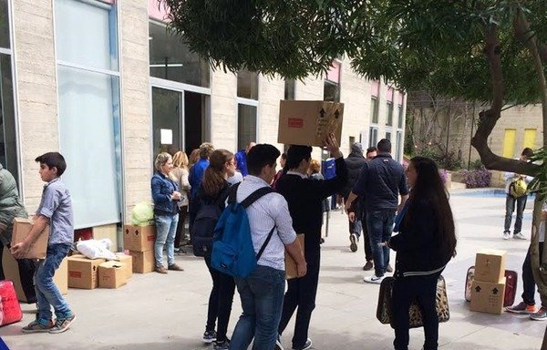 Syrian and Iraqi refugees receive aid from the Mission de Vie in Antelias, Lebanon. [Nohad Topalian/Al-Mashareq]