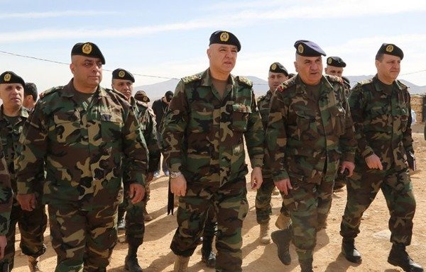 Joseph Aoun, commandant des forces armées libanaises, inspecte des postes militaires avancés près de la ville frontalière d'Arsal, le 10 avril. [Photo fournie par la Direction de l'orientation de l'armée]