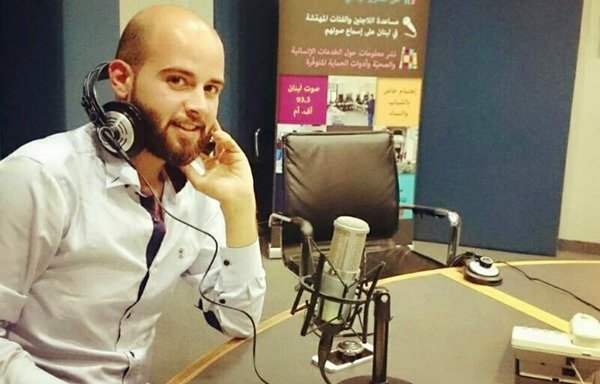 محمد حسن 25 ساله یکی از پناهندگان سوریه ای که از فعالین حقوق بشر می باشد در جلسه آموزش رادیو صدای لبنان شرکت کرده است. [عکس با کسب اجازه از محمد حسن]