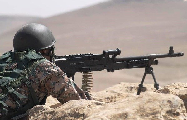 Un soldat jordanien veille sur la frontière du royaume. Les experts militaires appellent à une coopération transfrontalière renforcée avec les factions de l'opposition syrienne qui luttent contre « l'État islamique ». [Photo fournie par l'armée jordanienne]