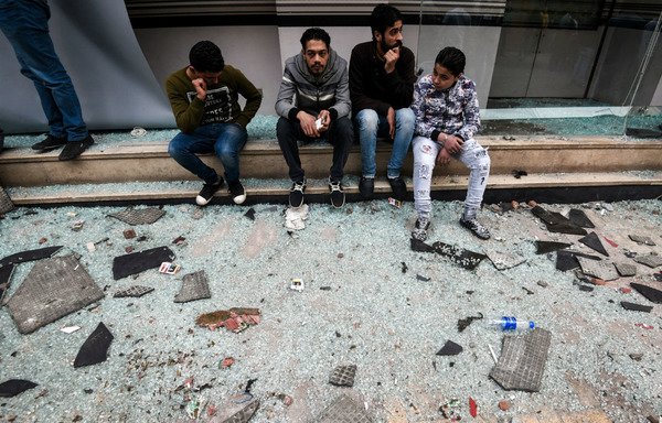 Des Égyptiens ramassent des débris causés par l'explosion qui s'est produite devant le Patriarcat copte orthodoxe d'Alexandrie pendant que des fidèles assistaient à la messe du dimanche des Rameaux le 9 avril 2017. « L'État islamique » a revendiqué cet attentat. [Mohamed el-Shahed/AFP]