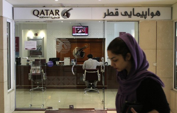Une femme iranienne se dirige vers une succursale de Qatar Airways dans la capitale, Téhéran, le 6 juin. L'Arabie saoudite et ses alliés, y compris l'Egypte, les Emirats arabes unis et le Bahraïn ont rompu lundi les liens diplomatiques et les liaisons de transport avec le Qatar, accusant lcet Etat du Golfe de soutenir l'extrémisme. [Atta Kenare / AFP]