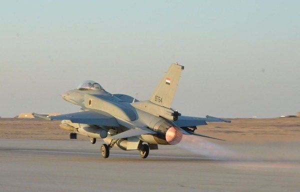 Des avions de chasse égyptiens ont mené des frappes aériennes contre des bases et des camps terroristes en Libye suite à des attaques contre la minorité chrétienne du pays et revendiquées par « l'État islamique ». [Photo de la page Facebook de l'armée égyptienne]