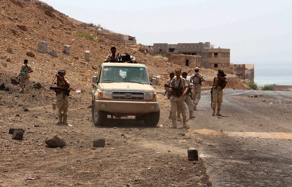 Le 18 juillet 2016, des soldats yéménites montent la garde à un poste de contrôle de l'armée, où a eu lieu un attentat à la voiture piégée. Les forces d'élite de l'Hadramaout ont fait échouer le 12 juin une attaque d'al-Qaïda contre un camp militaire de la province.  [Abduljabbar Bajubair/AFP]