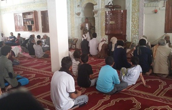 یک واعظ در مسجد صنعا مردم را راهنمایی می کند تا زکات خود را از طریق سازمان های دولتی پرداخت کنند. گروه های افراط گرا با طرح ادعاهای دروغین پیش از این با گرفتن زکات از اعانه دهندگان بهره برداری می کردند. [فیصل دارم/ المشارق]