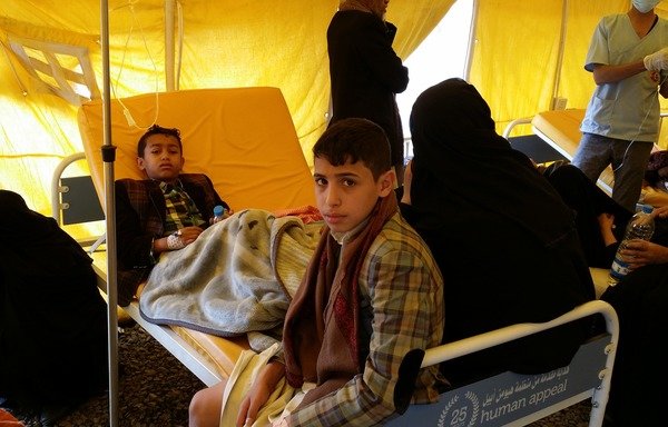 Des personnes atteintes du choléra reçoivent un traitement dans un hôpital improvisé de Sanaa. [Faisal Darem/Al-Mashareq]