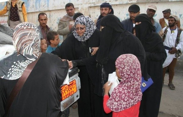 Des membres du Conseil des femmes d'affaires yéménites distribuent des habits pour l'Aïd à des enfants et des familles à Sanaa. [Photo fournie par le Conseil des femmes d'affaires yéménites]
