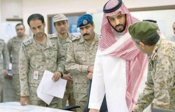 Le prince héritier et le ministre saoudien de la Défense, Mohammed bin Salman, assiste à une réunion avec des dirigeants militaires au ministère saoudien de la Défense. [Photo fournie par l'agence de presse saoudienne]