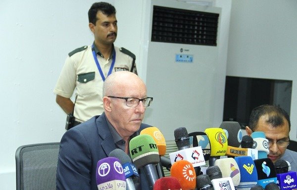Le coordonnateur humanitaire des Nations Unies au Yémen Jamie McGoldrick décrit la «triple menace» de conflit, de famine et de choléra à la quelle le Yémen est maintenant confronté dans une conférence de presse jeudi 6 juillet à Sanaa. [Photo fournie par Farouk Kamali]