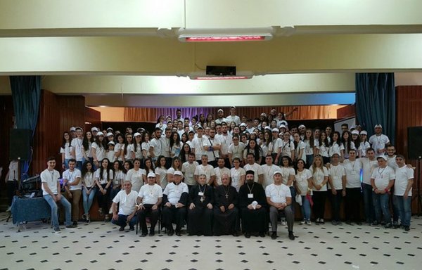 جورج اسدوریان قائم مقام اسقف (پاتریارک) اعظم کلیسای کاتولیک ارامنه، و روحانیون مسیحی از سایر فرق، با گروهی از جوانان مسیحی سوریه از منطقه قامشلی عکس می گیرند. [عکس تقدیمی از سوی جوانان قامشلی]