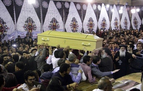 أقباط يتجمعون خلال جنازة ضحايا التفجير الذي استهدف المصلين في أحد الشعانين بكنيسة مار جورجيوس للأقباط الارثودوكس في مدينة طنطا بدلتا النيل يوم 9 نيسان/ابريل 2017. [مصور مستقل/أ ف ب]