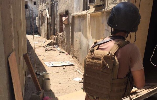 یکی از اعضای نیروهای ویژه عربستان در شهر عوامیه در شرق عربستان پس از پایان عملیات امنیتی گشت می زند. [عکس از خبرگزاری عربستان]