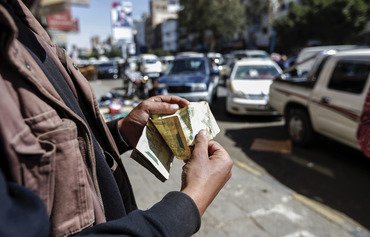 مصرف اليمن المركزي يعوّم سعر صرف الريال