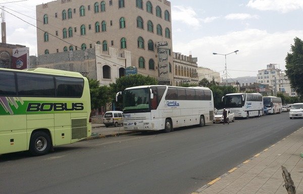 Des bus s'apprêtent à transporter des pèlerins yéménites vers La Mecque depuis Sanaa, la capitale. [Abou Bakr al-Yamani/Al-Mashareq]