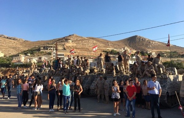 ساکنان عرسال آزادسازی مناطق دورافتاده شهر خود از «دولت اسلامی» توسط ارتش لبنان را جشن می گیرند. [عکس تقدیمی از جوسلین ابوفرهت]