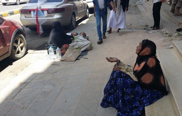 A Yemeni woman begs on a Sanaa street. According to a new report, 85% of the country's population now lives in poverty.[Faisal Darem/Al-Mashareq]