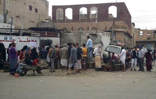 يمنيون ينتظرون في طوابير لشراء الغاز المنزلي من نقاط بيع معتمدة وسط ارتفاع أسعاره في السوق السوداء. [أبو بكر اليماني/المشارق]