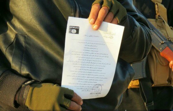 Une photo publiée par « l'Etat islamique en Irak et en Syrie» montre le document que les activistes du groupe ont distribué dans le nord du Sinaï pour convaincre les habitants de rejoindre le groupe. [Photo publiée sur des comptes de réseaux sociaux]