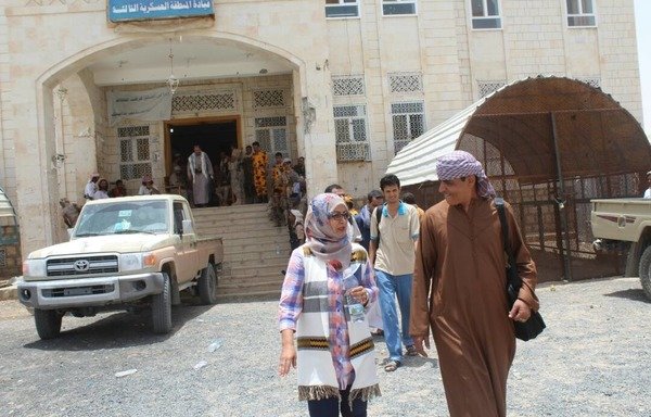 Human rights activist Ishraq al-Maqtari conducts a field visit with a team of monitors and specialists investigating human rights abuses in Yemen. [Photo courtesy of Ishraq al-Maqtari]