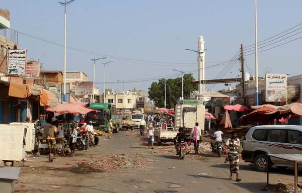 Zinjibar, la capitale de la province d'Abyan, dans le sud du Yémen, photographiée le 15 août 2016, un jour après que les forces gouvernementales yéménites sont entrées dans la ville, la reprenant aux éléments d'al-Qaïda. [Ahmad al-Obaidi/AFP]