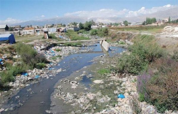 تنتشر النفايات على ضفاف نهر الليطاني الذي تتدفق مياهه عبر بلدة قب الياس. يعد نهر الليطاني من الموارد الرئيسة للمياه في لبنان ويغذي سهل البقاع وقسماً كبيراً من جنوب البلاد. [حقوق الصورة لموقع بادية قب الياس على الانترنت]