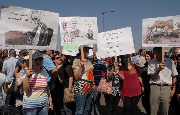 تظاهرات شهروندان لبنانی برای درخواست از مجلس برای تصویب قانونی که به موجب آن حقوق کارمندان بخش دولتی افزایش خواهد یافت. این قانون در ماه ژوئیه از سوی مجلس به تصویب رسید. [المشارق]