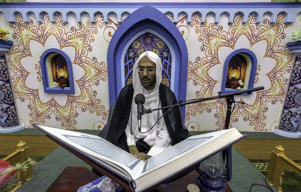 Un clerc saoudien récite le Coran dans une mosquée à Qatif le 27 mai, le premier jour du Ramadan. Le royaume a intensifié sa surveillance des imams et des prédicateurs, rejetant récemment des milliers de prédicateurs d'entre eux accusés d'avoir exploité leur position pour promouvoir l'extrémisme. [Hussain Radwan / AFP]